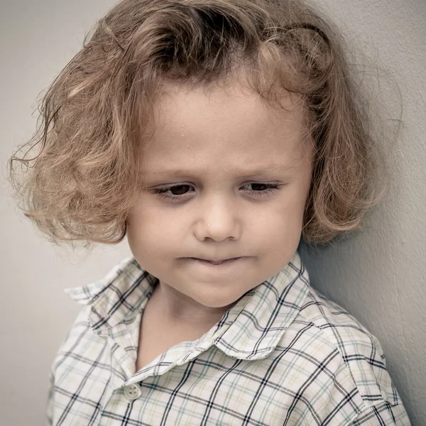 Porträt eines traurigen kleinen Jungen — Stockfoto