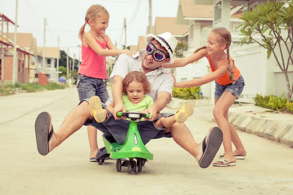 Vater und Kinder spielen in der Nähe eines Hauses — Stockfoto