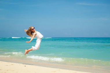 teen kız sahilde yaz vaca mavi deniz sahilinde atlama