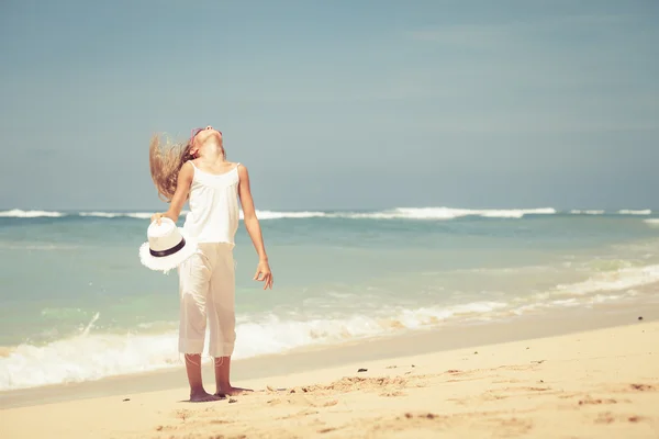 Teen flicka stående på stranden vid blå havet och stranden i sommar vac — Stockfoto