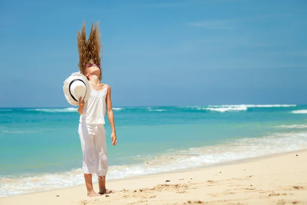 Έφηβος κορίτσι στέκεται στην παραλία της μπλε θάλασσα ακτή στο καλοκαίρι vac — Φωτογραφία Αρχείου