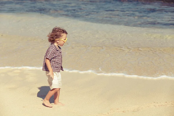 Ragazzino che corre sulla spiaggia — Foto Stock