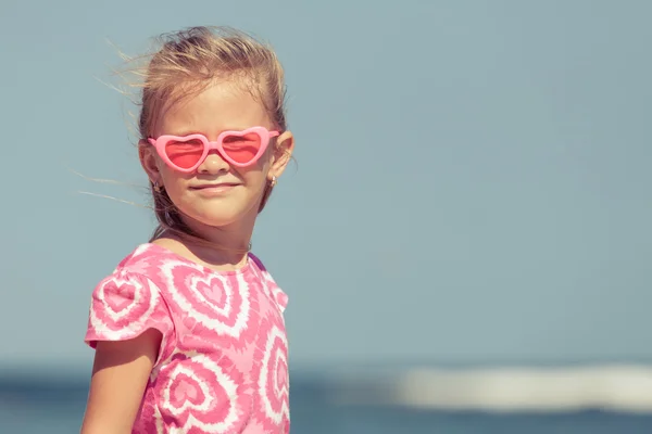 Little girl playing on the beach — Stock Photo, Image