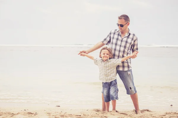 Батько і син грають на пляжі в день . — стокове фото