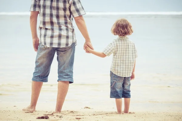 Pai e filho brincando na praia na hora do dia . — Fotografia de Stock