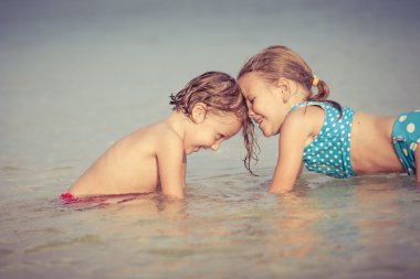 Kumsalda oynarken iki mutlu çocuk