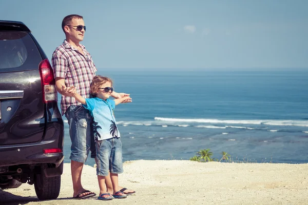 Padre e figlio che giocano sulla spiaggia durante il giorno . — Foto Stock