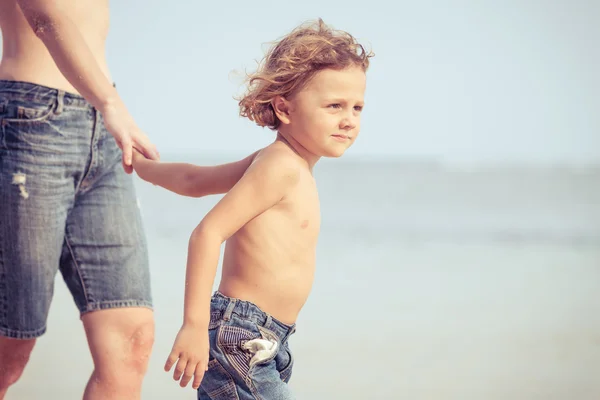 Matka a syn hraje na pláži v denní době. — ストック写真
