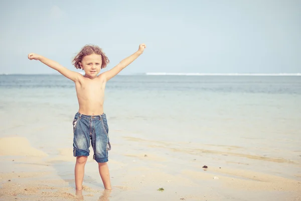 Ritratto di bambino in piedi sulla spiaggia — Foto Stock