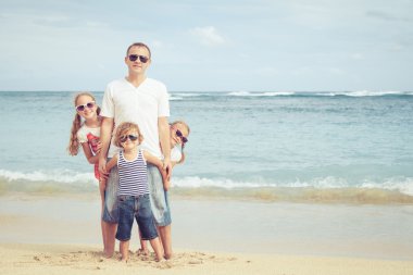 mutlu bir aile günü o zaman Sahilde yürüyüş.