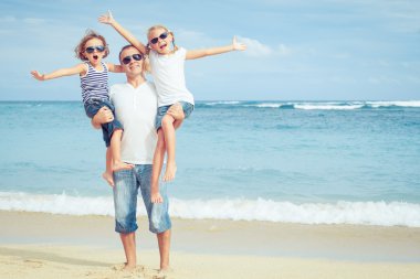 mutlu bir aile günü o zaman Sahilde yürüyüş. 