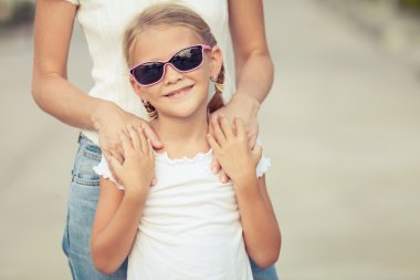 Anne ve kızı yolda gün anda ayakta.