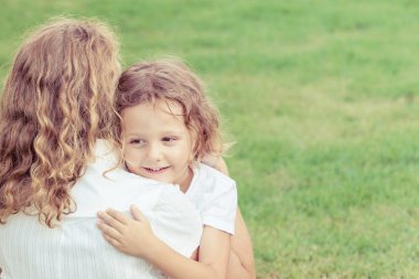 Anne ve oğlu çimlere gün anda oynamak.