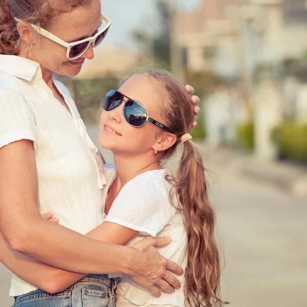 Mother and daughter standing on the road at the day time. — Stock Photo, Image