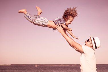 Baba ve oğul plaj gün anda oynamak.