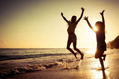 gelukkige jonge geitjes spelen op strand