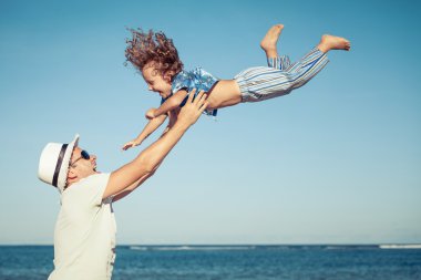 Baba ve oğul plaj gün anda oynamak.