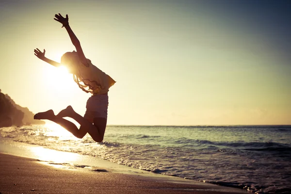 Tiener meisje springen op het strand — Stockfoto