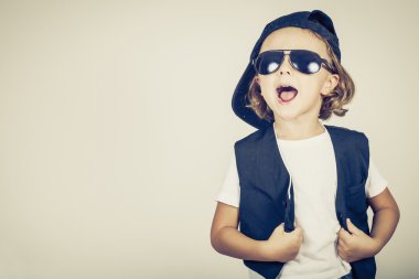 Küçük bir çocuğun portresi.