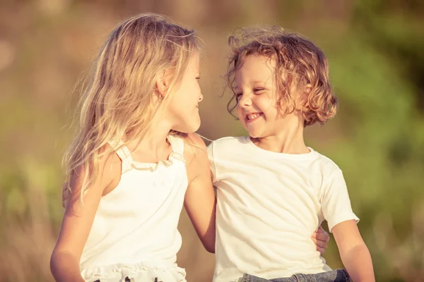 Two happy children  playing on the beach — Stock Photo, Image