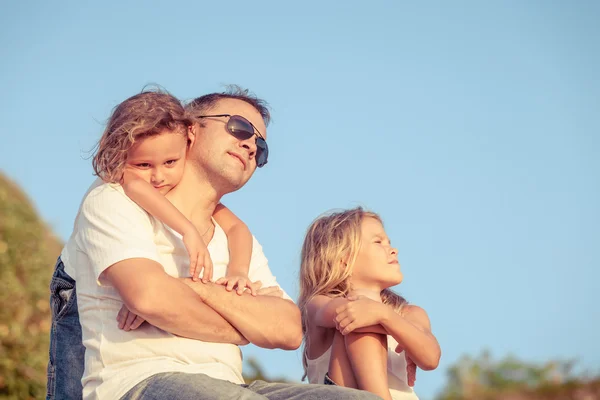 Gelukkige familie spelen op het strand op het moment van de dag. — Stockfoto