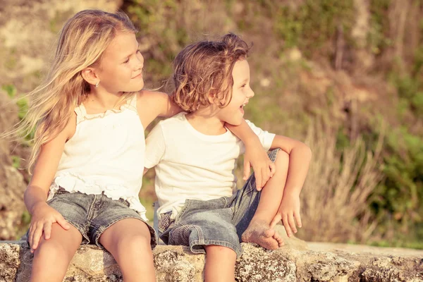 Two happy children  playing on the beach — Stock Photo, Image