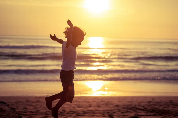 Joyeux petit garçon sautant sur la plage — Photo