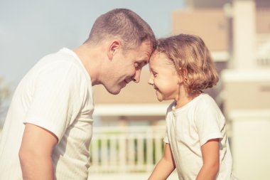 Baba ve oğul bir evcilik oyunu