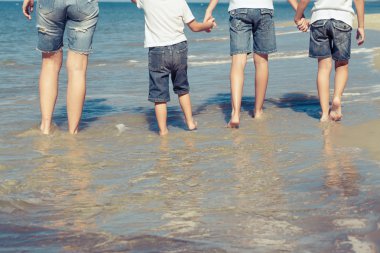 Anne ve çocuk kumsalda gün anda oynamak.