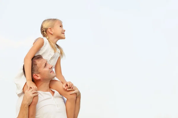 Vader en dochter spelen in de buurt van een huis op het moment van de dag — Stockfoto