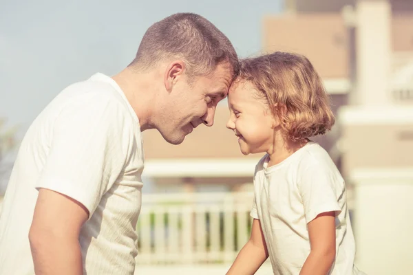 Papá e hijo jugando cerca de una casa — Foto de Stock