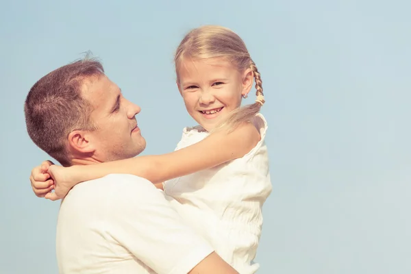 Dad and daughter playing near a house at the day time — Stock Photo, Image