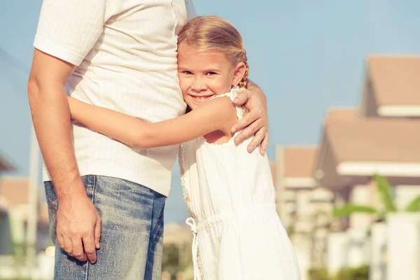 Pappa och dotter spela nära ett hus med dagen — Stockfoto