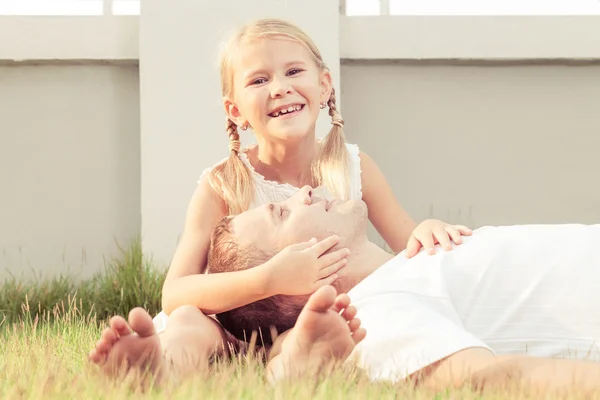 Dad and daughter playing near a house at the day time — Stock Photo, Image