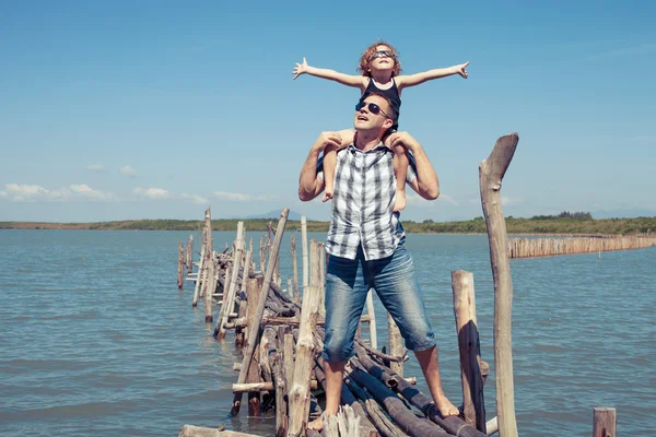 Vater und Sohn ruhen sich tagsüber auf der Brücke im Meer aus. — Stockfoto