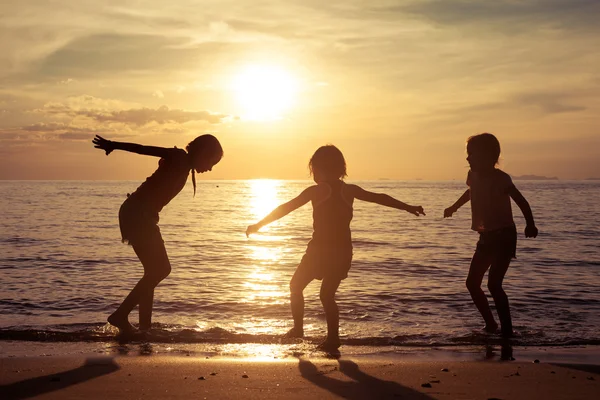 Happy children playing on the beach — Stock Photo, Image