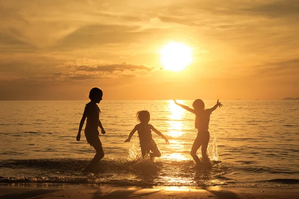 Enfants heureux jouant sur la plage — Photo