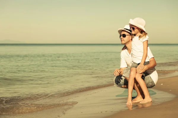 Pai e filha brincando na praia no dia . — Fotografia de Stock