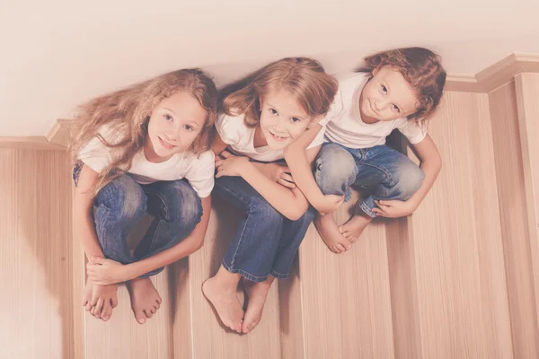 Retrato de niños felices que están sentados en las escaleras en th — Foto de Stock