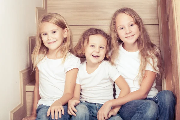 Portret van gelukkige kinderen die op de trap in th zitten — Stockfoto