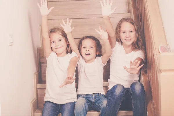 Портрет счастливых детей, которые сидят на лестнице в й — стоковое фото