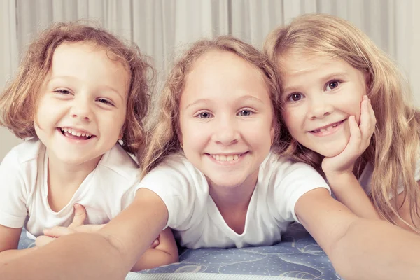 Portret van gelukkige kinderen die op de vloer in de h liggen — Stockfoto