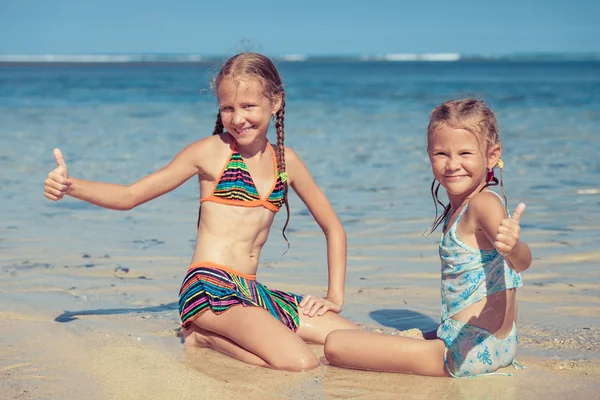 Dwa szczęśliwe dzieci bawiące się na plaży — Zdjęcie stockowe