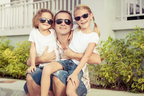 Pappa och barn som leker nära ett hus på dagarna. — Stockfoto