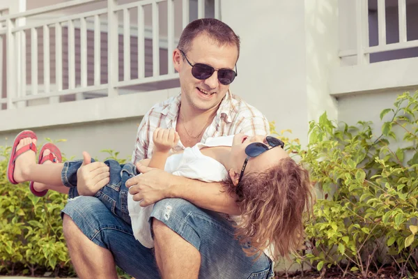 Pai e filho brincando perto de uma casa no dia . — Fotografia de Stock