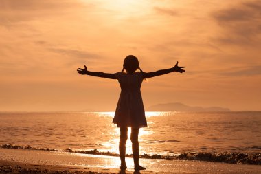 mutlu kız sahilde duran