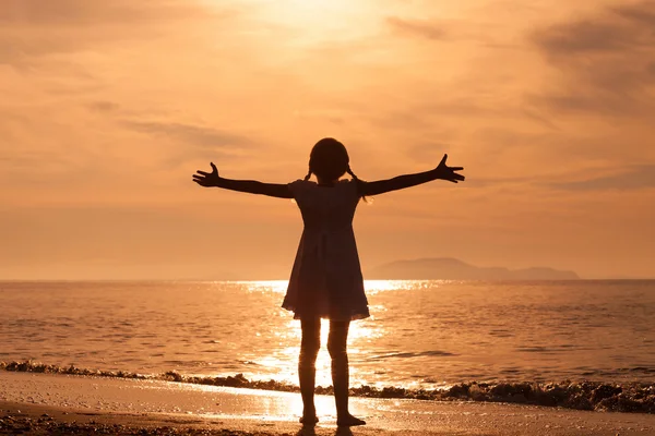 Ευτυχισμένος κορίτσι στέκεται στην παραλία — Φωτογραφία Αρχείου
