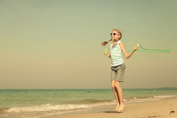 Giovanissima ragazza jumping su il spiaggia a blu mare riva in estate vaca — Foto Stock