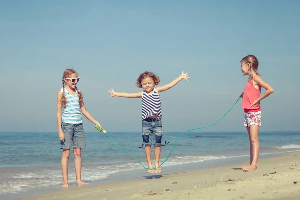 Dwie siostry i brat gra na plaży — Zdjęcie stockowe