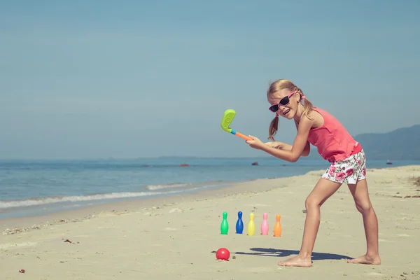 Boldog kislány játszik a strandon — Stock Fotó